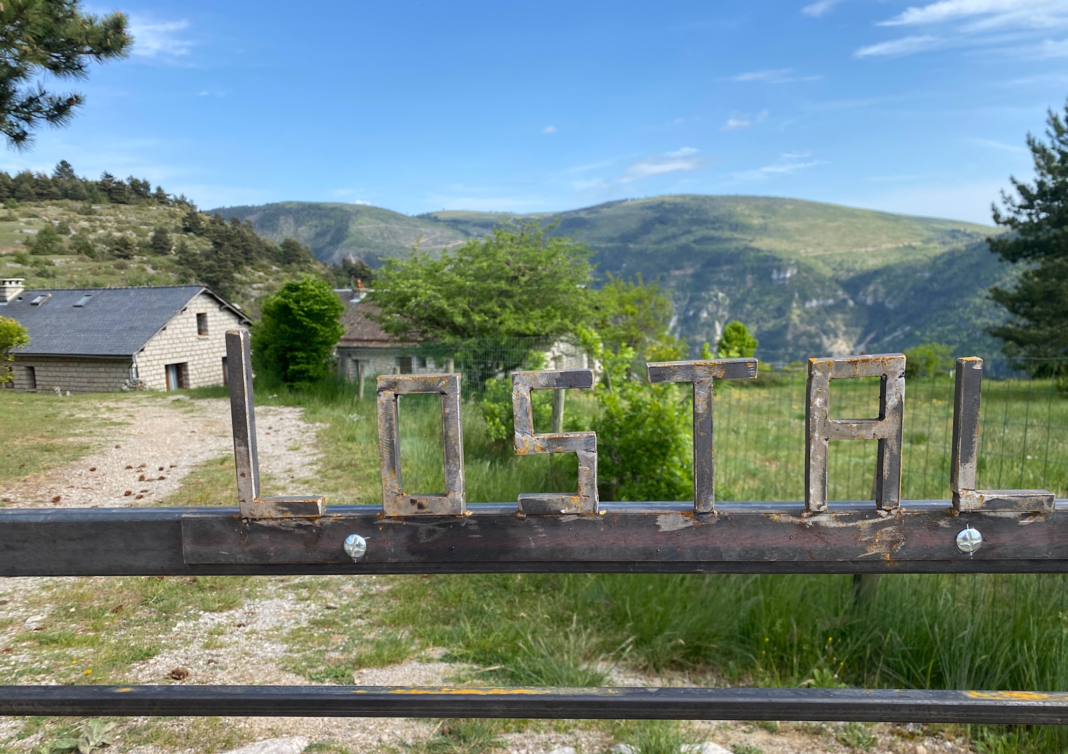 L'Ostal — Extérieur pierre, jardin et transats, Cabrunas