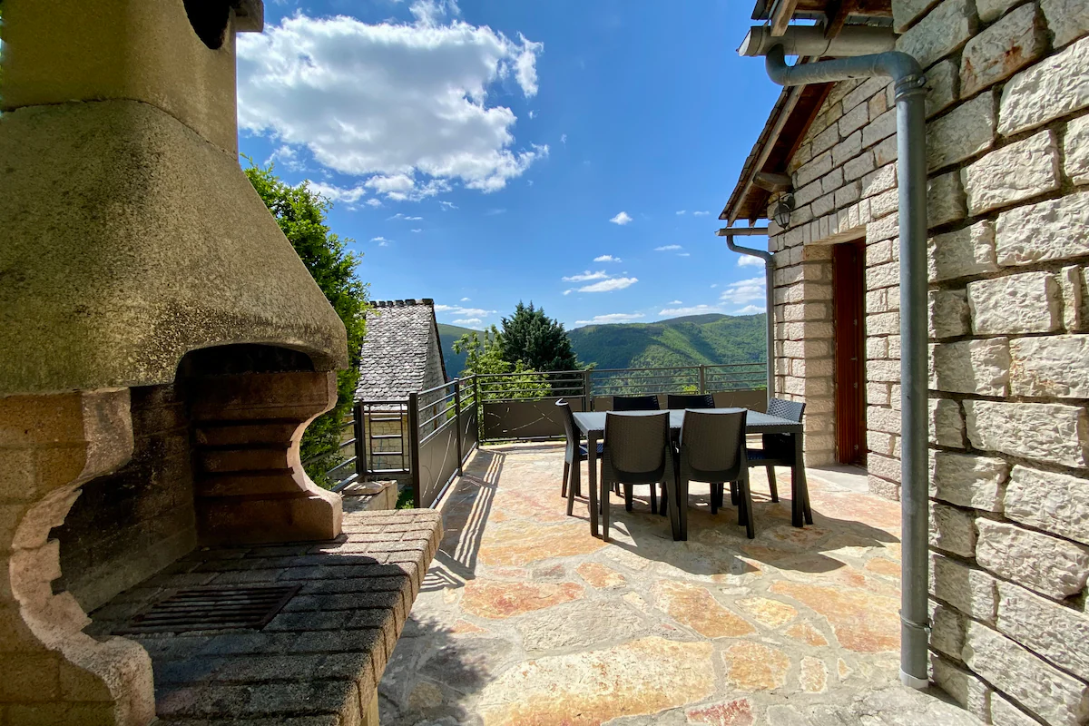 Terrasse barbecue vue gorges